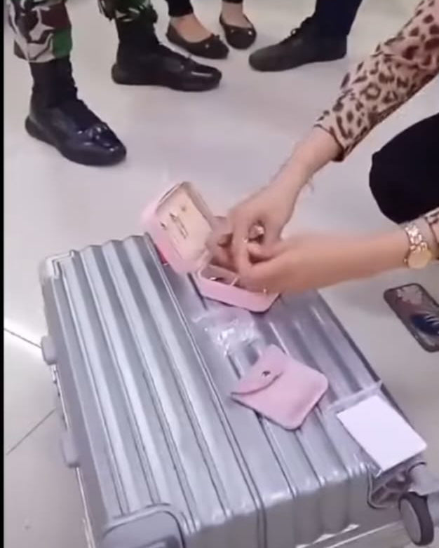 Rimowa suitcase protected with a lockable clear cover — extra security layer against airport baggage theft, by Fixmeuniva